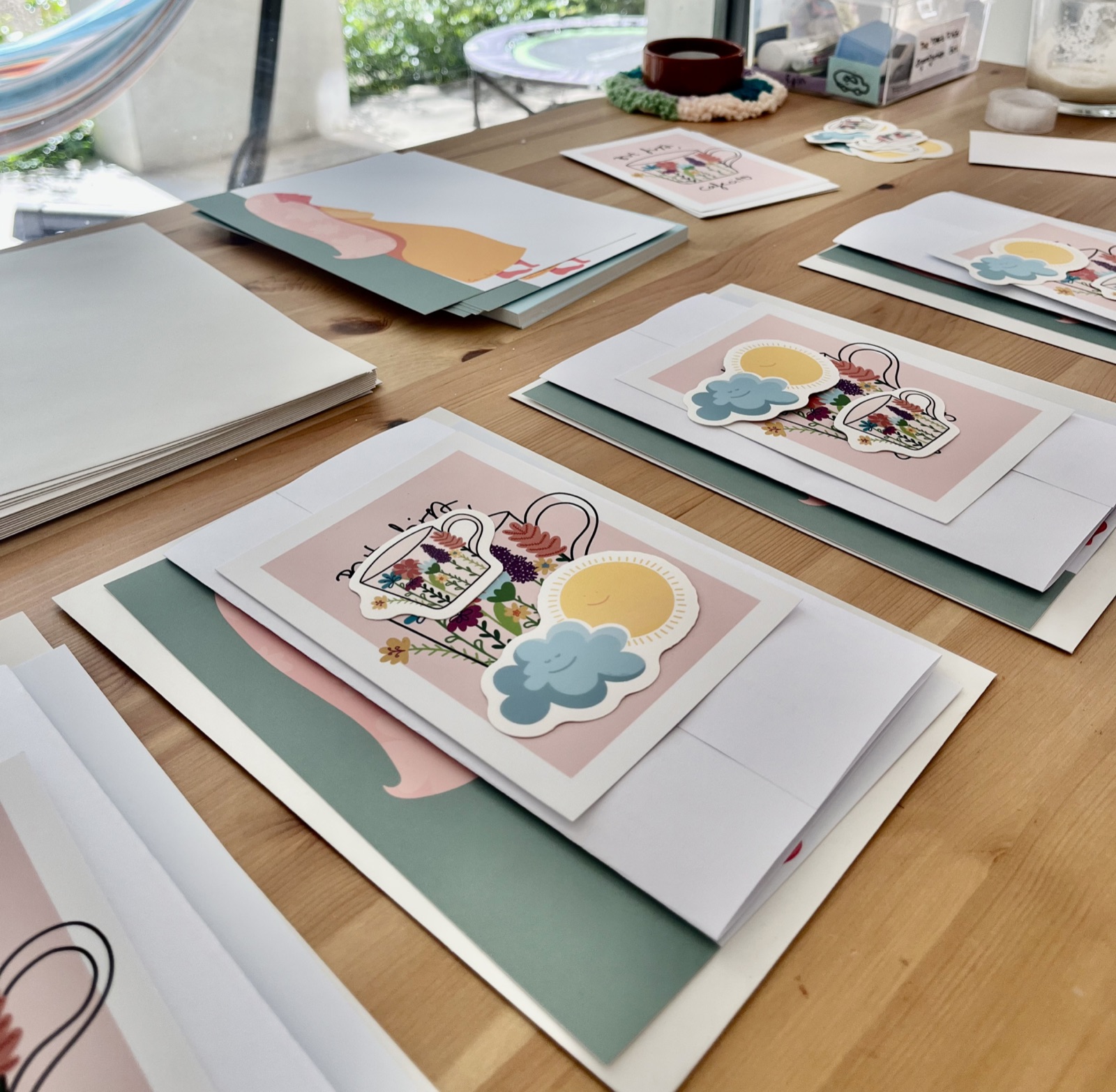 D'chlini Poscht — handgemachte Briefe und Sticker auf dem Tisch