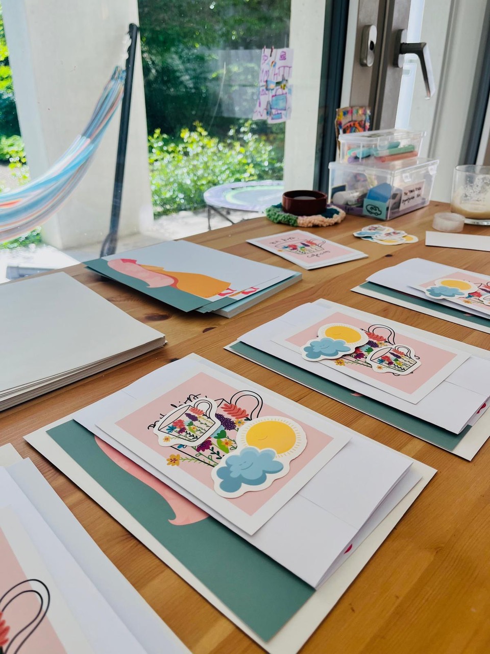 D'chlini Poscht — Kunstdrucke, Sticker und Umschläge auf dem Tisch bereitgelegt